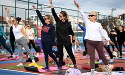 Kuşadası tenis kulübünde yoga etkinliği düzenlendi