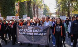 Efeler'de Kadına Yönelik Şiddetle Mücadele Gününde sessiz yürüyüş