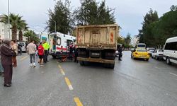 Efeler'de kamyonun altında kalan motosikletli kurye ağır yaralandı