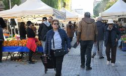 Kuşadası’nda Yerel Üretici Sergisi’nın tezgahları kışa özgü sebze ve meyvelerle doldu