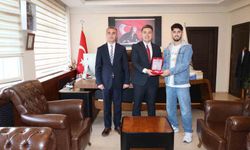 Sanatıyla Karacasu'ya değer katan öğrenci plaketle onurlandırıldı