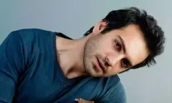 Buğra Gülsoy Bahar dizisinden çıkıyor mu? Buğra Gülsoy neden ayrıldı? Buğra Gülsoy şu an hangi dizide oynuyor? Buğra Gülsoy ve Burcu Kara nasıl tanıştı?