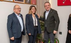 İYİ Partili Yurtcan CHP rozeti taktı