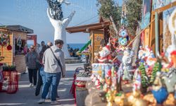 Kuşadası'nda rengarenk yılbaşı pazarı kuruldu