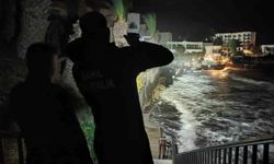 Kuşadası'nda dev dalgalar dehşet saçtı: Beş yıldızlı otelin iskelesi işçilere mezar oldu