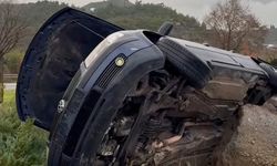 Söke’de korkutan kaza: Otomobil refüje devrildi