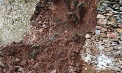 Karacasu'da istinat duvarı çöktü