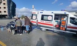Kuşadası'nda otomobil ile çarpışan motosiklet sürücüsünün bacağı kırıldı