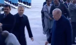 Cumhurbaşkanı Erdoğan ile görüşmeye gelen Nijerya Cumhurbaşkanı Tinubu, dengesini kaybedip yere düştü