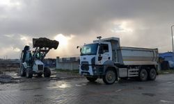 Efeler'in ekipleri kamu kurumunun döktüğü molozları temizledi