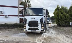 Kuşadası Belediyesi sağanak yağışın izlerini temizlemeye devam ediyor