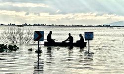 Söke’de hayat kayıklarla sürüyor