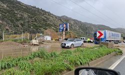 Dağdan akan sular Söke Karayolunu kapattı