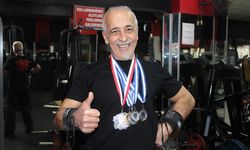 Rakip bulamayan ve gençlerle yarışan 65 yaşındaki Hakkı Bozat 420 kilo kaldırdı