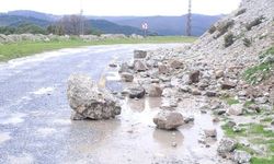 Yağış sonrası toprak kaydı, kayalar yolu kapattı