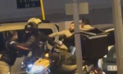 Trafikte tekmeli yumruklu kavga kamerada