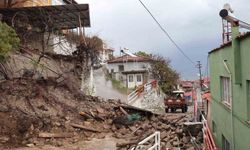 Bozdoğan'da kuvvetli yağışa dayanamayan duvar çöktü