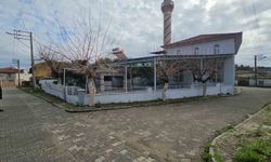 Camide tuvaleti kullandı, notla birlikte para bıraktı