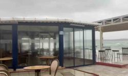 Didim'de fırtına etkili oldu: Deniz taştı, kafeyi su bastı