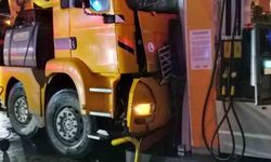 Efeler’de vinç, benzin pompasına çarptı