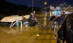 Kuşadası'nda sele kapılan minibüste can pazarı