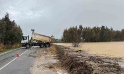Söke Bağarası yolundaki taşkına ekipler müdahale etti