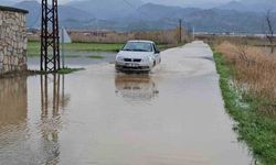 Sultanhisar'da kurutma kanalı taştı, tarım arazileri göle döndü