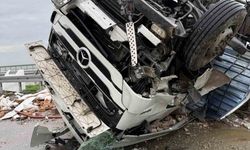 Yenipazar'da tır ters döndü: 1 yaralı