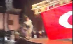 Zeybek oynamak için sahneye çıkan belediye başkanı saniyelerle kurtuldu