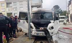 Nazilli’de park halindeki servis minibüsü alevlere teslim oldu