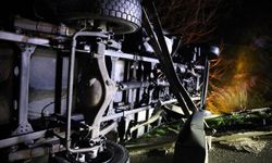 Kamyon bariyerlerde askıda kaldı, sürücü hafif yaralandı