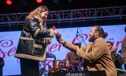 Kuşadası’nda sevgililer günü konserinde evlilik teklifi