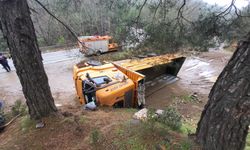 Nazilli’de kamyon devrildi: Sürücü kabinde sıkıştı