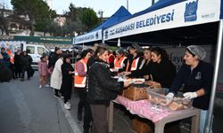 Kuşadası Belediyesi Cumhuriyet Mahallesi’nde iftar sofrası kurdu