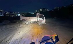 Kuşadası'nda kaçak moloz döken kamyonet sürücüsüne ceza kesildi