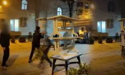 Cami bahçesindeki masalara zarar veren çocuklar kamerada