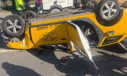 Taksi bariyerlere çarpıp takla attı: 2 yaralı