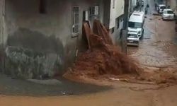 Sağanak yağış sele dönüştü: Ev ve oteli su bastı