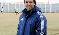 Yardımcı antrenörü sahada hayatını kaybetti