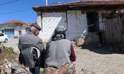 Depremde hasar gören evlerini dışarıdan izliyorlar