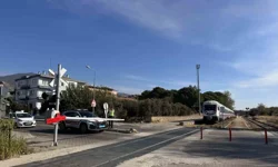 Nazilli'de hemzemin geçitte can pazarı! Tren gelirken raylarda bayıldı...