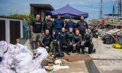 Kuşadası'nda kıyı ve deniz temizliği: 200 kg atık toplandı