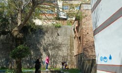 Efeler'de ot toplamak isteyen yaşlı kadın 5 metreden aşağı düştü