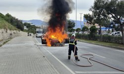 Aynı noktada 2 araç alevlere teslim oldu