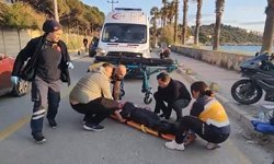 Otomobille çarpışan motosiklet durağa daldı: 2 yaralı