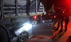 Otomobil park halindeki tıra çarptı, köy muhtarı ağır yaralandı