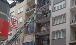 Ayağını kıran vatandaşı 4. Kattan itfaiye ekipleri indirdi