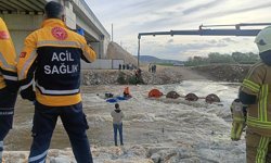 Dereyi traktörle geçmek isterken faciadan dönüldü: 10 işçi vinçle kurtarıldı