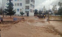 Sağanak nedeniyle 75 öğrenci okulda mahsur kaldı