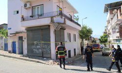 Efeler'de balkon çöktü: 2 yaralı